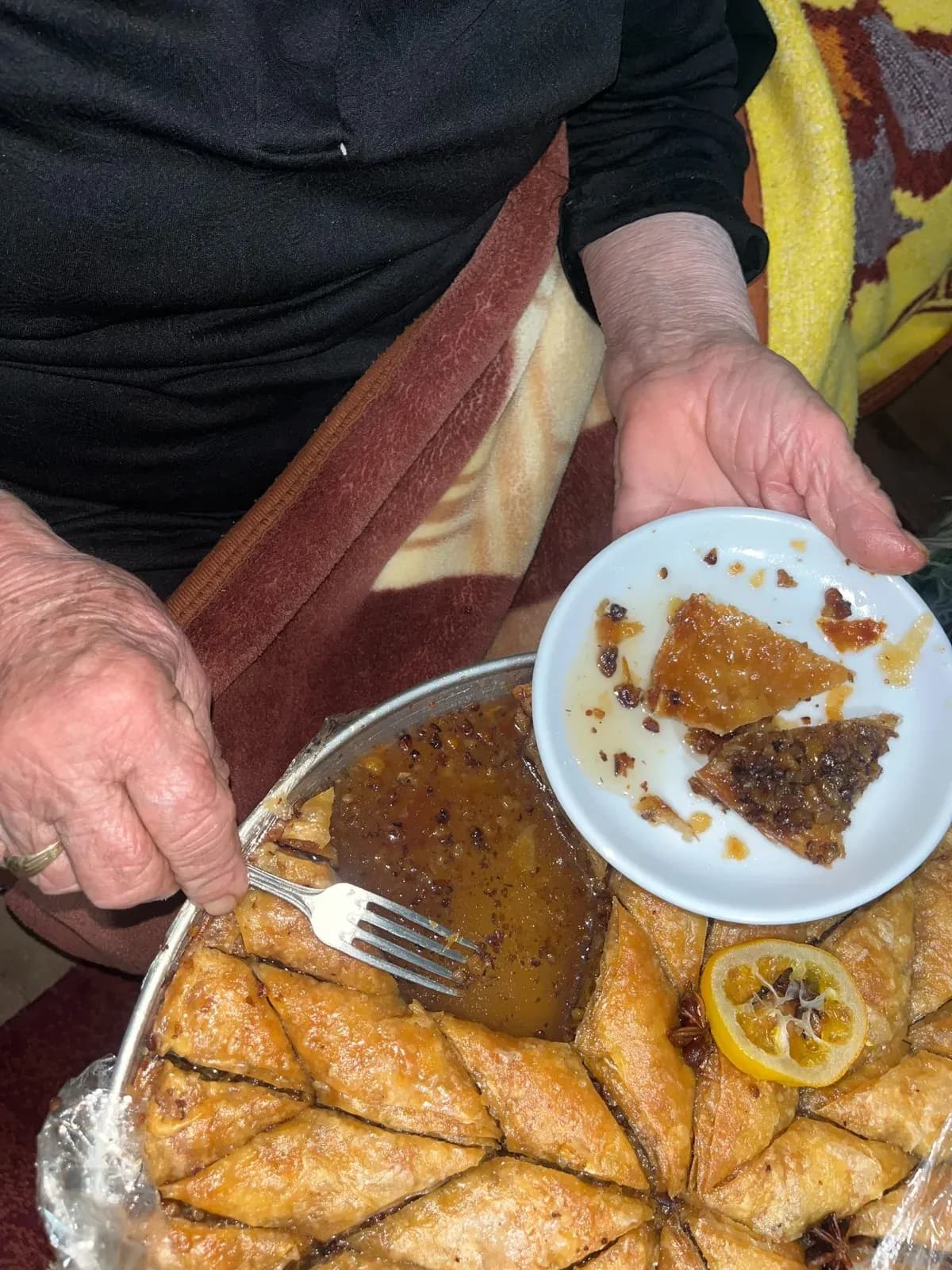 Duart e gjyshes sime…Postimi më i bukur i vitit Kjo foto nuk është thjesht… — Ëmbëlsira