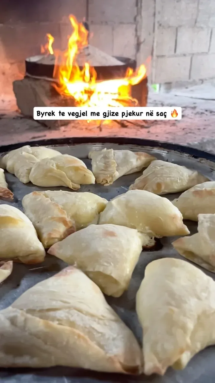 I provuam dhe byreket e vegjel me gjize te pjekur ne saç Aromë dhe shije… — Gatime në saç