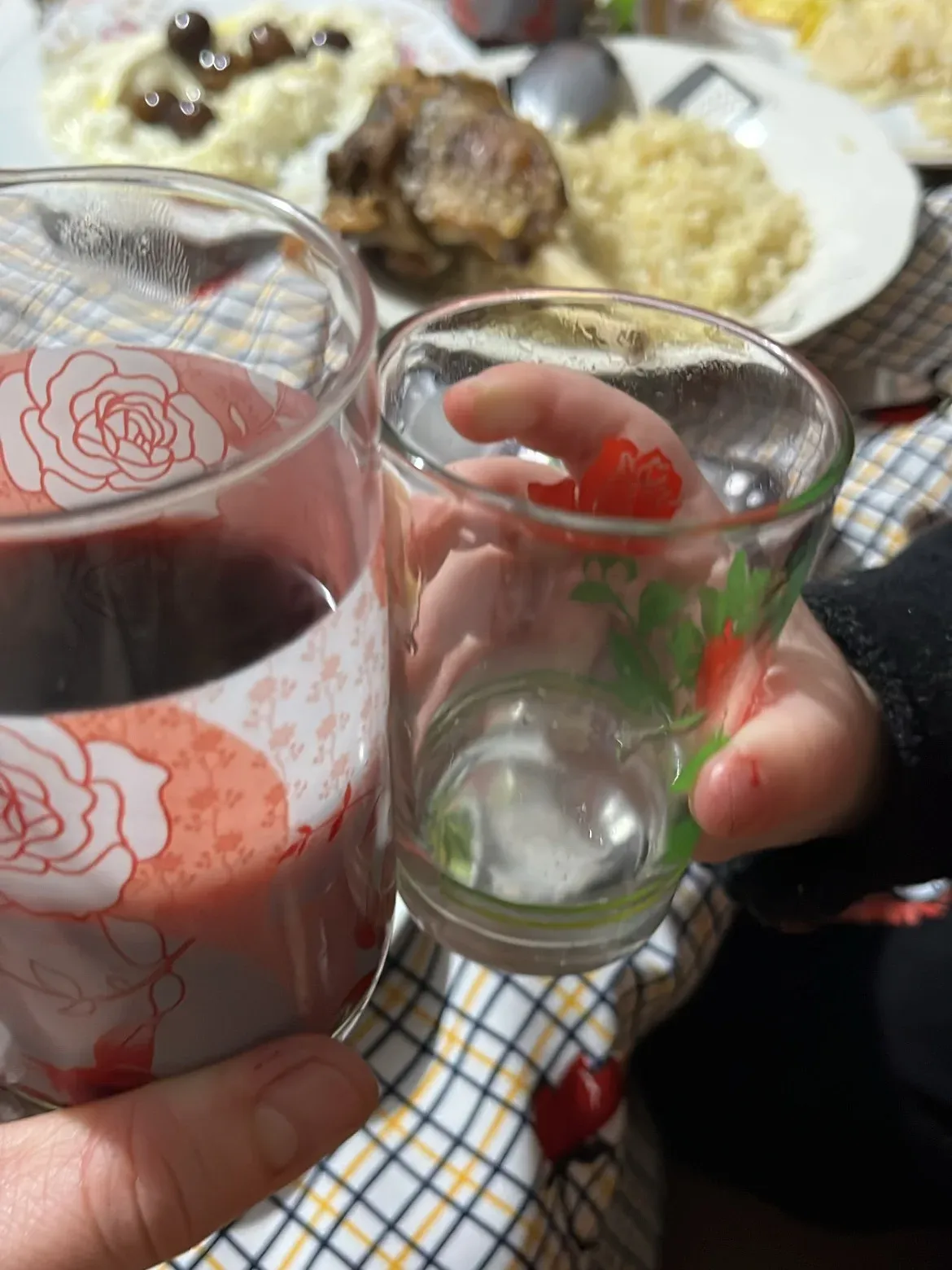 Mbrëmë u mblodhëm të gjithë rreth një tryeze,me zemra plot dhe sy që qeshnin. — Tradita, pamja 10