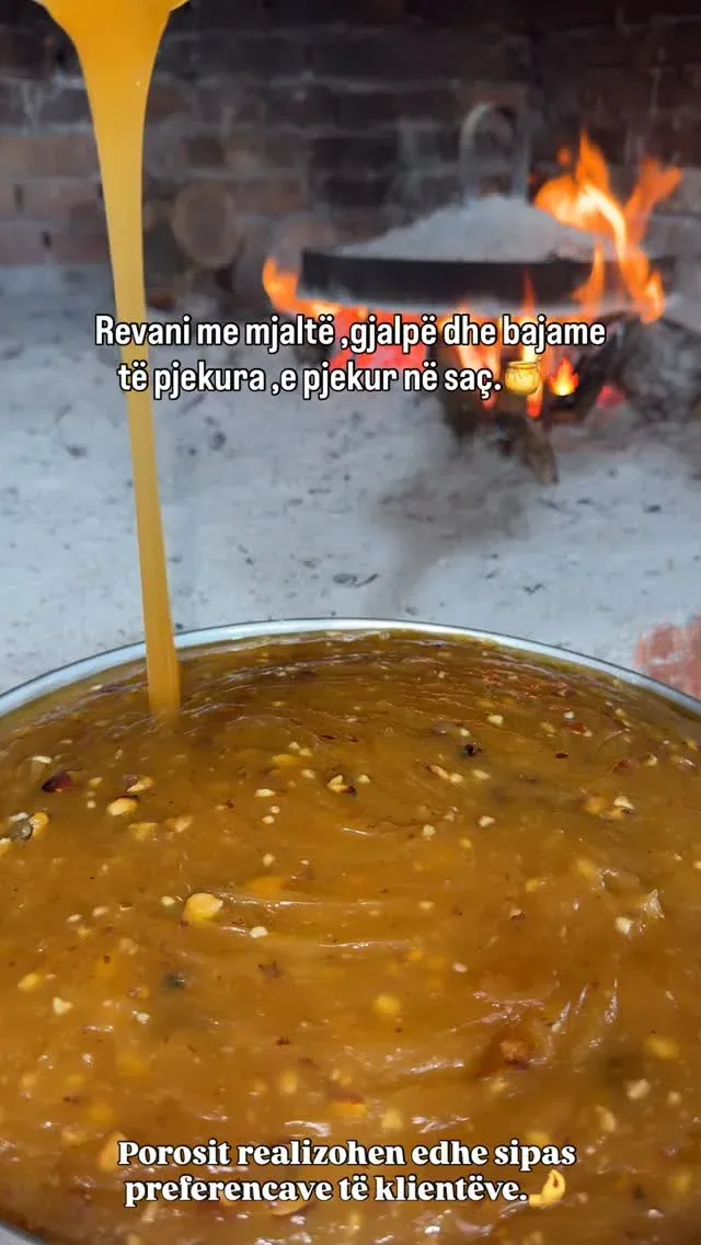 Revani e përgatitur me mjaltë ,gjalpë dhe bajame të pjekura, sipas… — Procesi