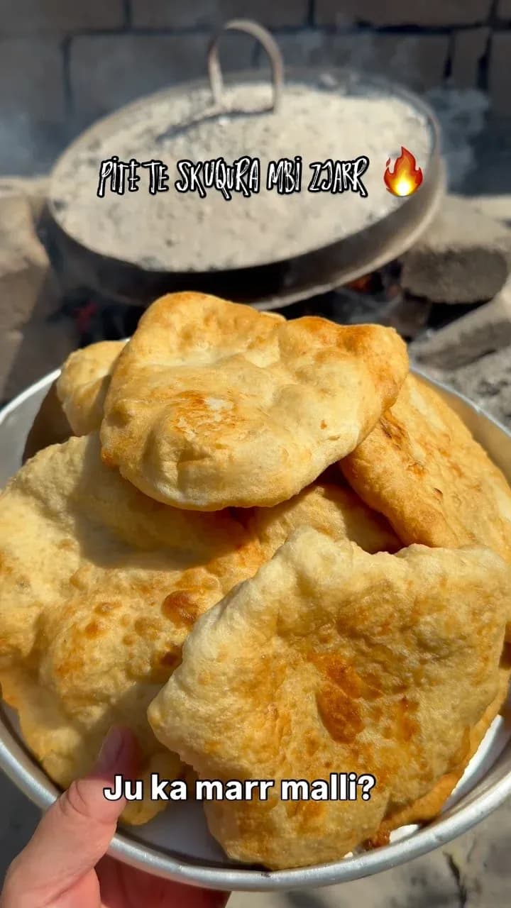 Pite të skuqura mbi zjarr ,me shije që të kthen pas në fëmijëri. — Byrek & flia