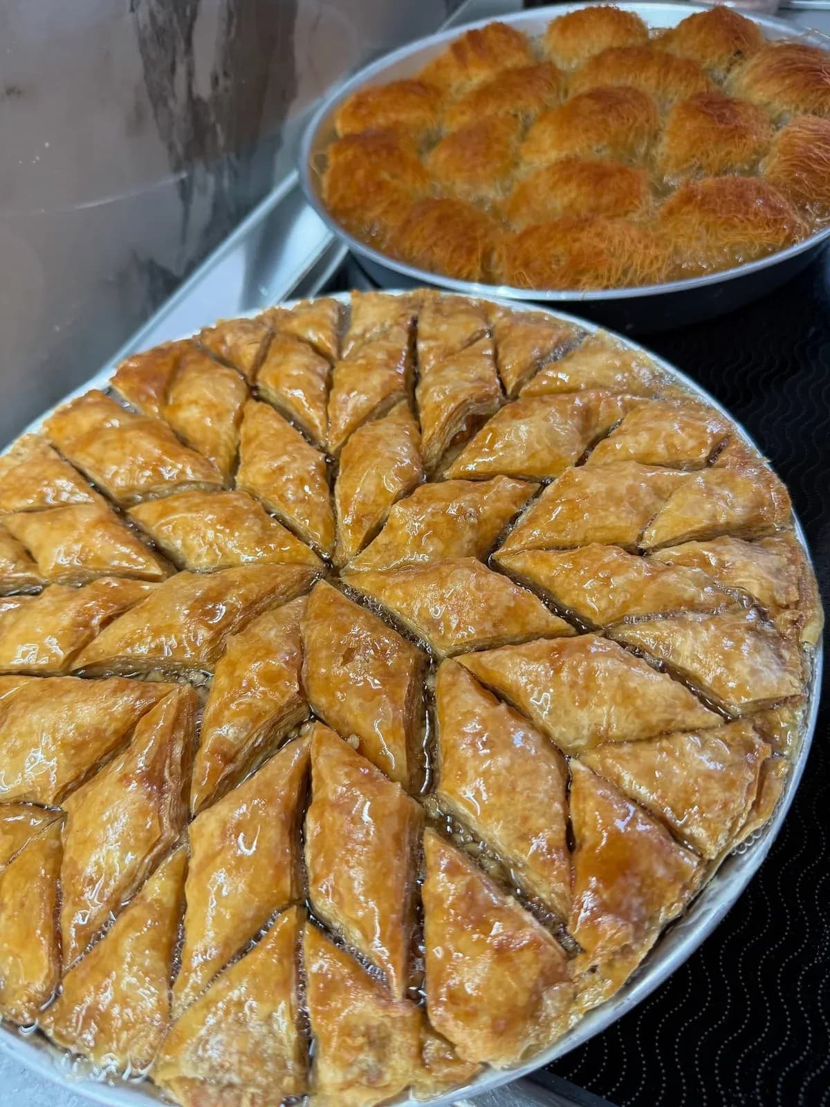 Jeta me nxitim, ditë të nxehta dhe temperatura të larta mbi saç, por në… — Ëmbëlsira, pamja 18