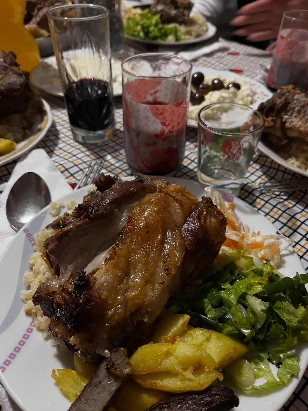 Mbrëmë u mblodhëm të gjithë rreth një tryeze,me zemra plot dhe sy që qeshnin. — Tradita, pamja 6