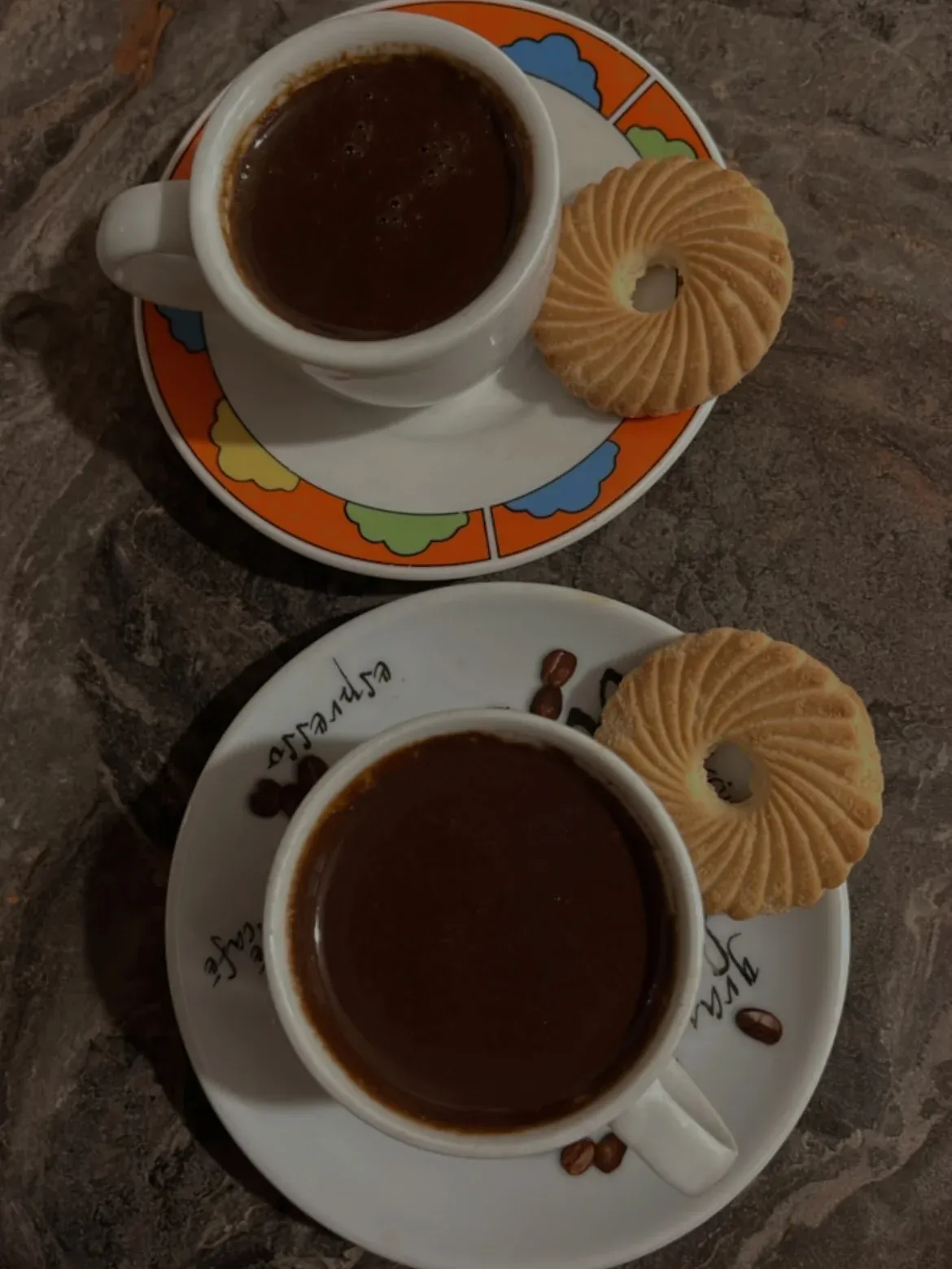 Mbrëmë u mblodhëm të gjithë rreth një tryeze,me zemra plot dhe sy që qeshnin. — Tradita, pamja 3