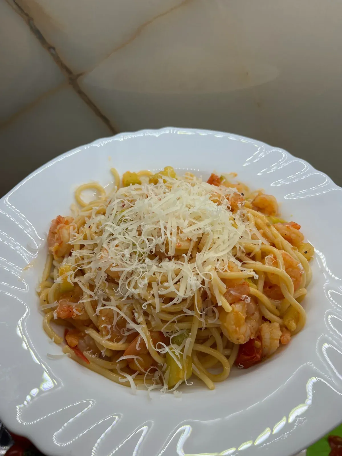 Spageti me karkaleca, domatini & kungull Një pjatë e lehtë, aromatike dhe… — Nga kopshti