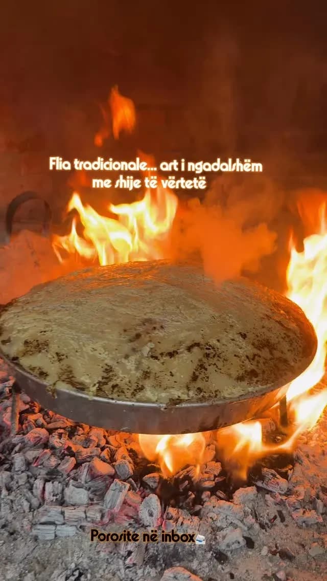 Flia tradicionale me mazë fshati, e gatuar për disa orë mbi saç… kërkon… — Byrek & flia