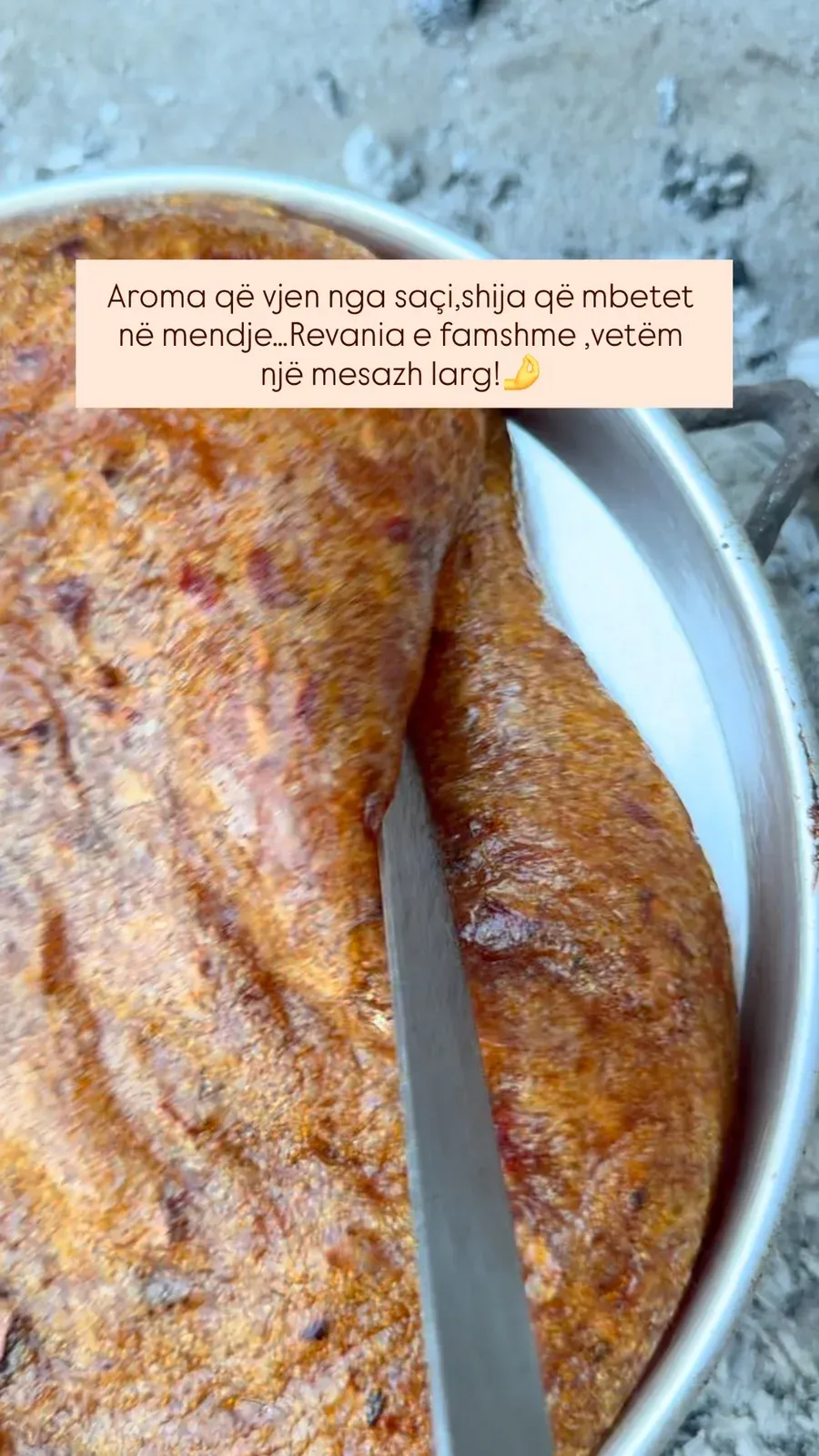 Revani si dikur… por me një prekje më shumë: bajame të pjekura dhe saç i… — Ëmbëlsira