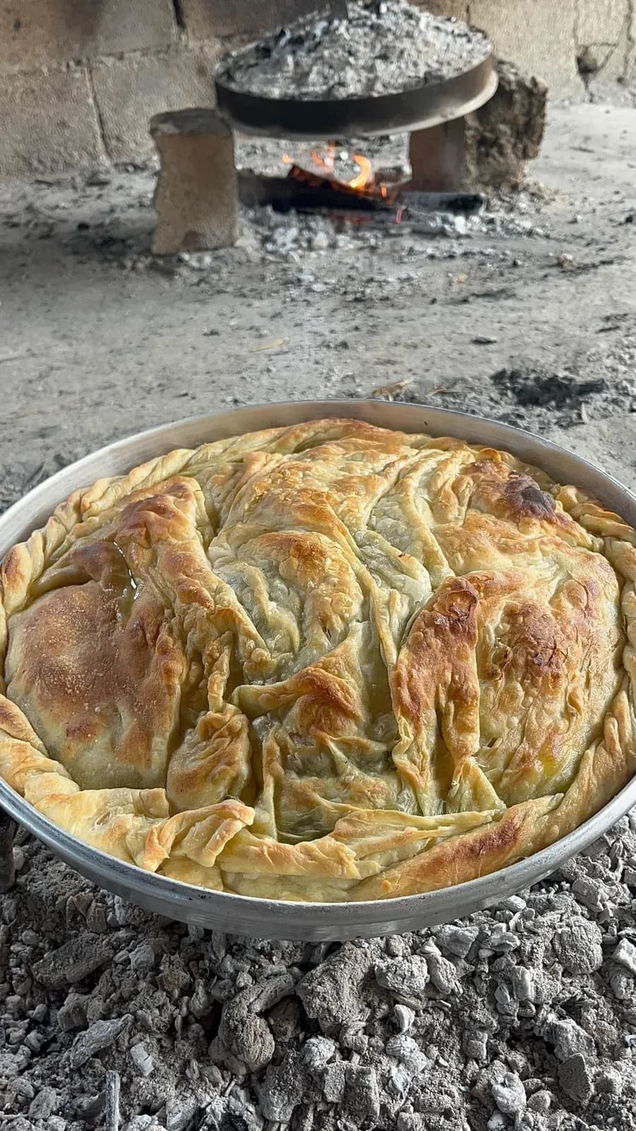 Nga lakra e mbledhur me dorë, tek petët e teholluara me dashuri ,çdo… — Byrek & flia