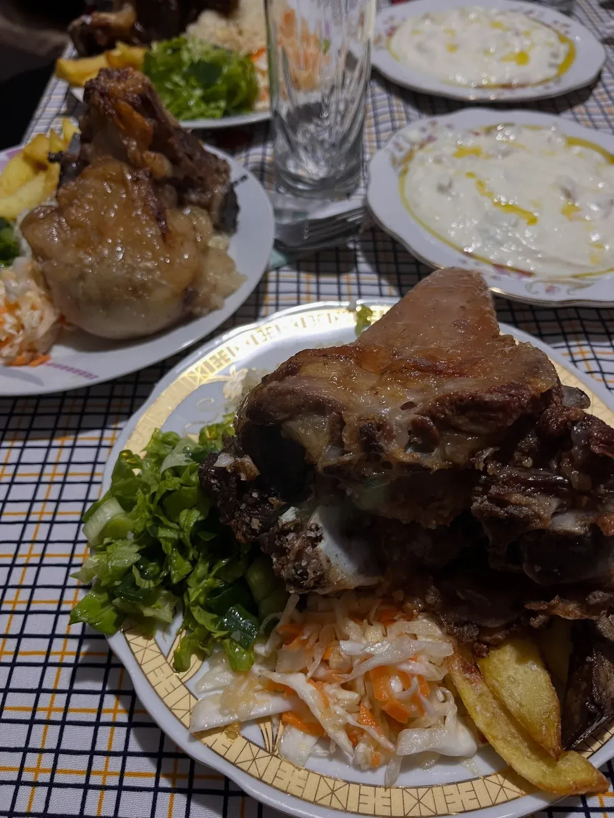 Mbrëmë u mblodhëm të gjithë rreth një tryeze,me zemra plot dhe sy që qeshnin. — Tradita, pamja 9