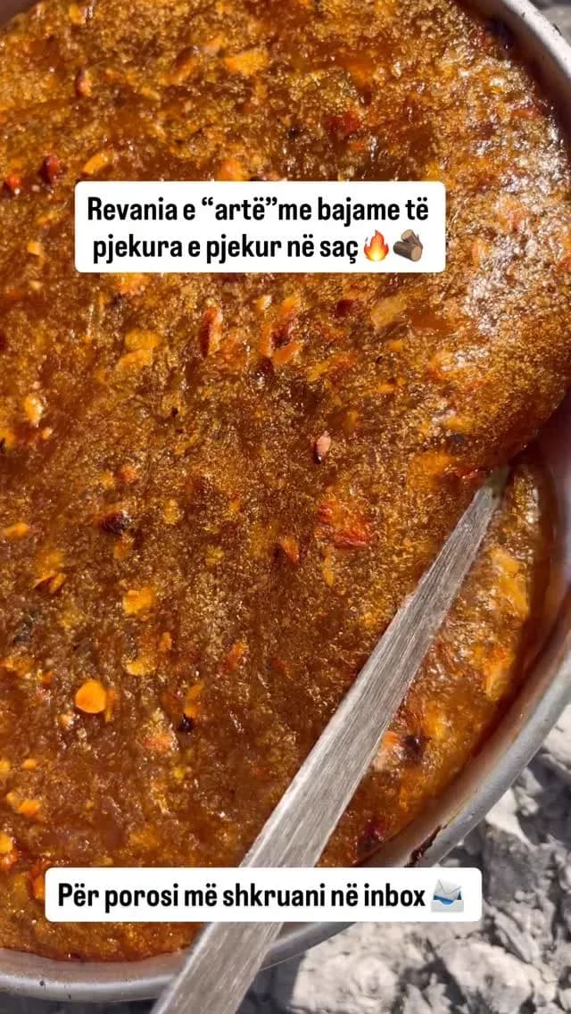 Revani plotë me bajame të pjekura, një traditë që nuk e zbeh koha. — Ëmbëlsira