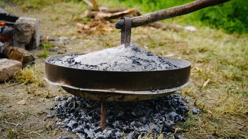 Nën hirin që mban aromën e fëmijërisë, çdo ditë ndizet një zjarr i vogël,… — Porosi, pamja 10