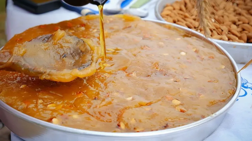 Nën hirin që mban aromën e fëmijërisë, çdo ditë ndizet një zjarr i vogël,… — Porosi, pamja 5