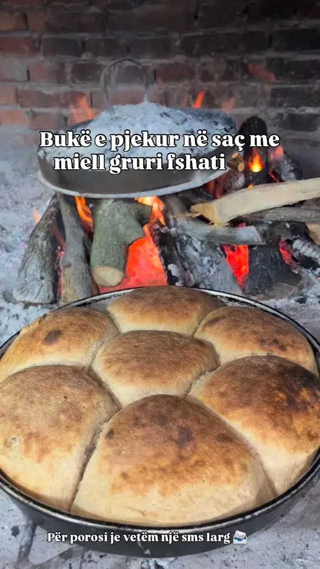 Bukë e pjekur në saç me miell gruri fshati të bluar në mullirin e gurit i… — Tradita