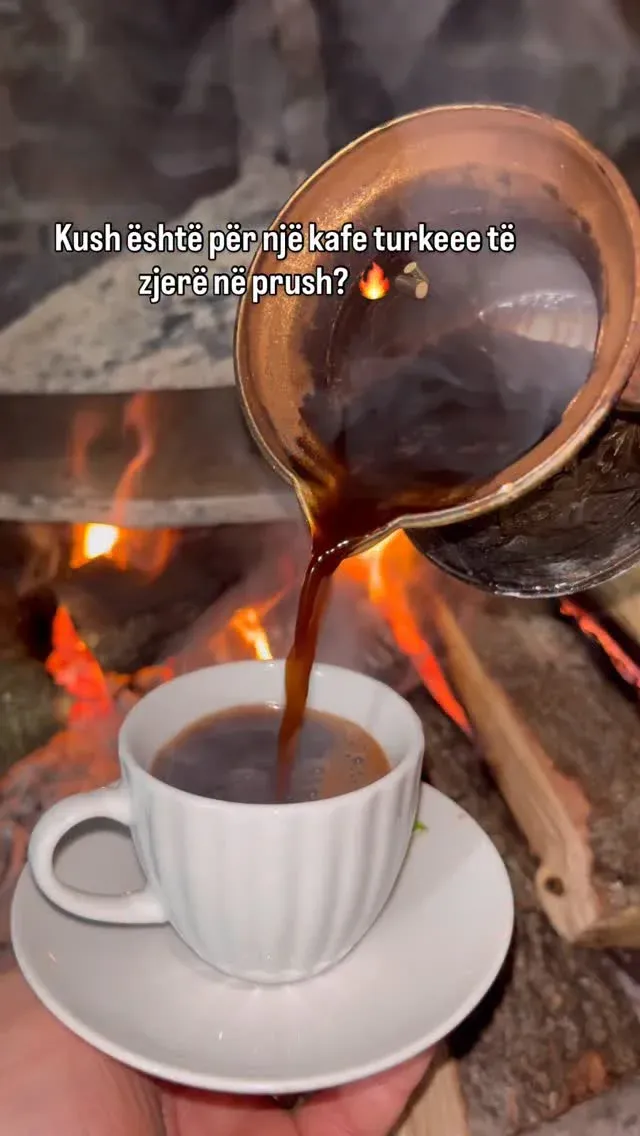 Ndërkohë që duart janë në punë, shpirti gjen qetësi në një filxhan kafe… — Procesi