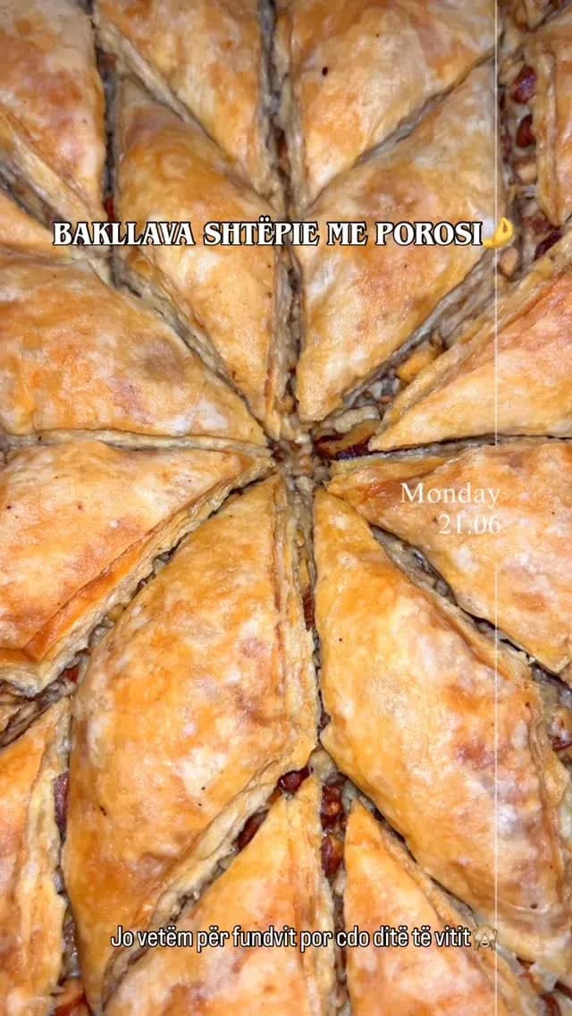 Një bakllava sapo doli nga furraaa Reeli nis me grirjen e arrave dhe… — Porosi