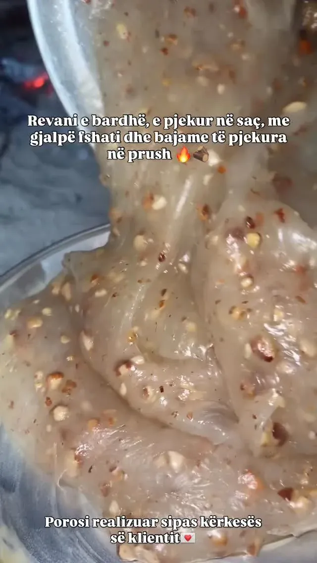 Revani e bardhë, e pjekur në saç, me gjalpë fshati dhe bajame të pjekura… — Procesi