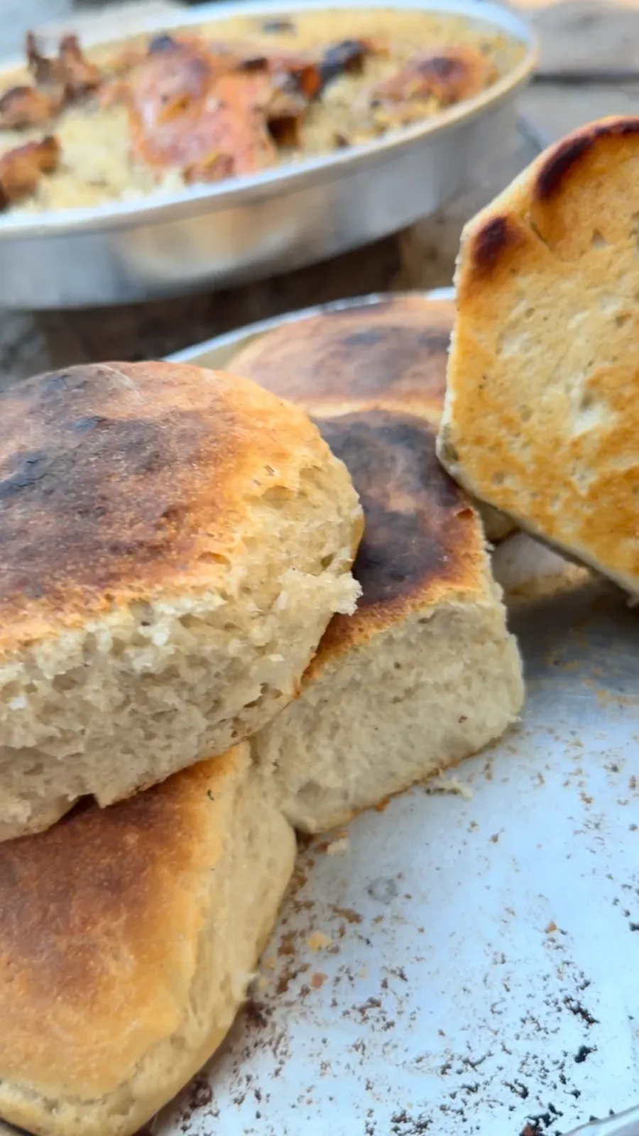 Nën aromën e saçit po marrin jetë shijet e shtëpisë,lakror, byrek, revani,… — Mish & tava