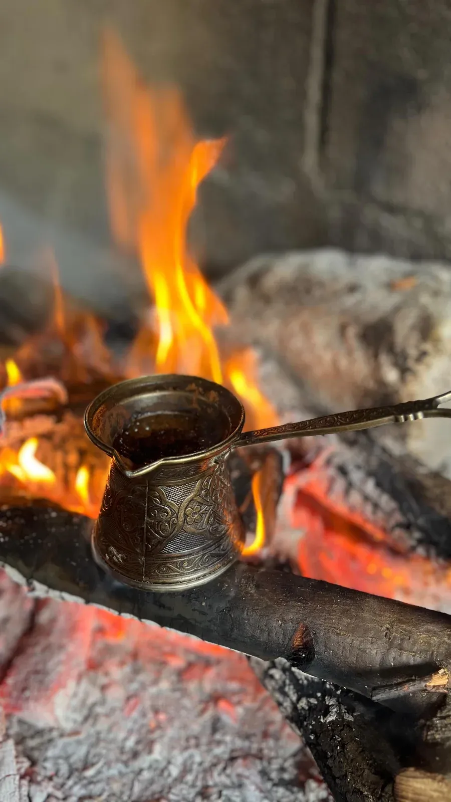 Kafe turke mbi prush – shija që s’ka të krahasuar, aroma që të kthen pas… — Procesi