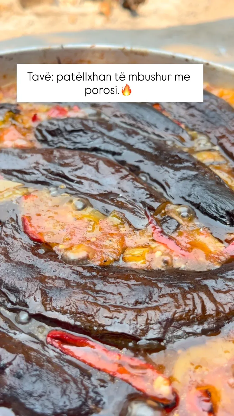 Tavë me patëllxhan të pjekur në saç , nga kopshti ynë . — Nga kopshti