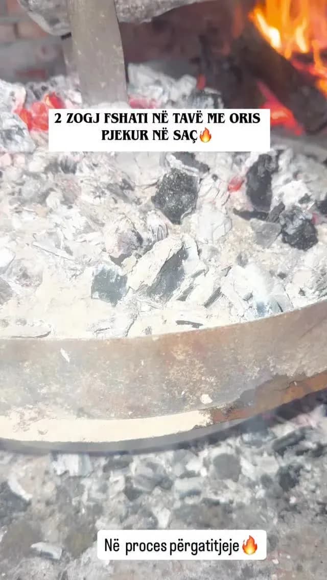 Një tavë që sjell aromën e traditës dhe të fshatit në tryezë. — Mish & tava
