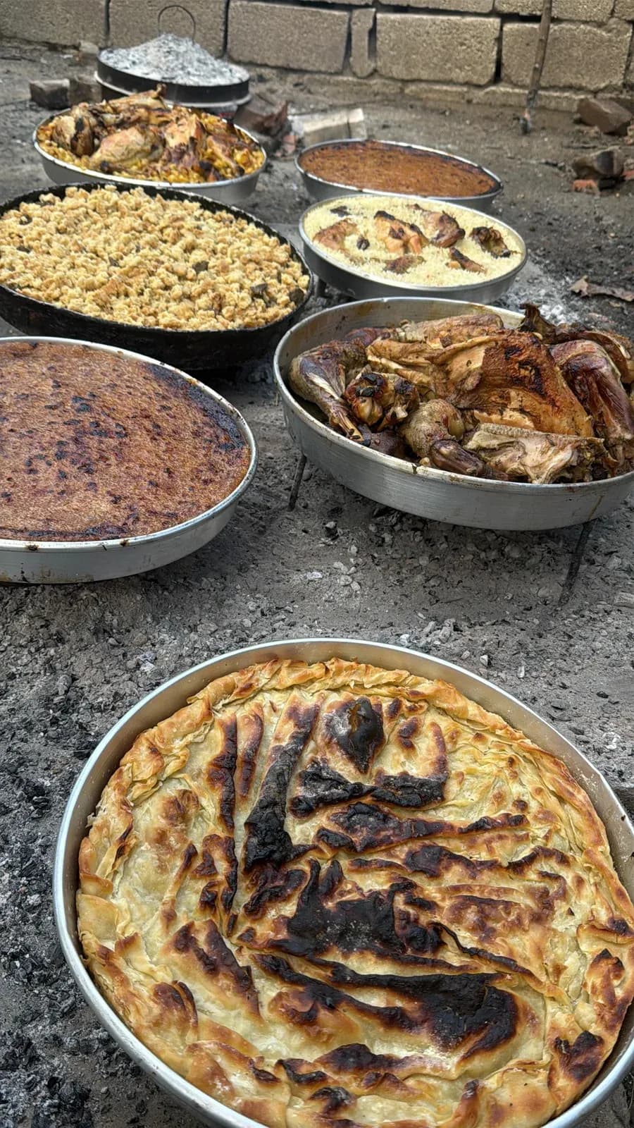 Një ditë e gjatë, plot mund, zjarr e lodhje… por çdo aromë që del nga… — Mish & tava