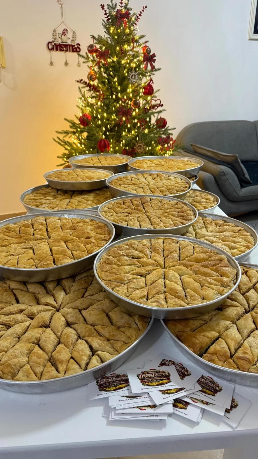 Bakllava e punuar me dorë. — Ëmbëlsira