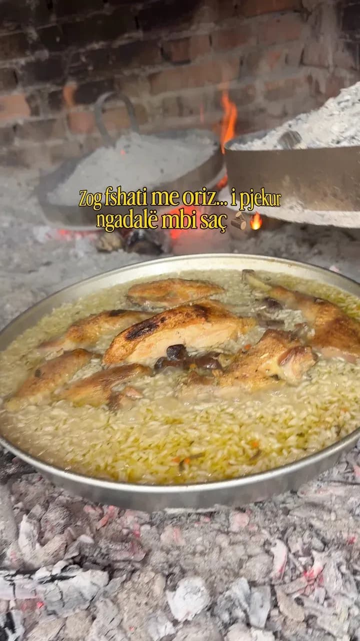 Zog fshati me oriz… i pjekur ngadalë mbi saç Një shije tradicionale që të… — Mish & tava