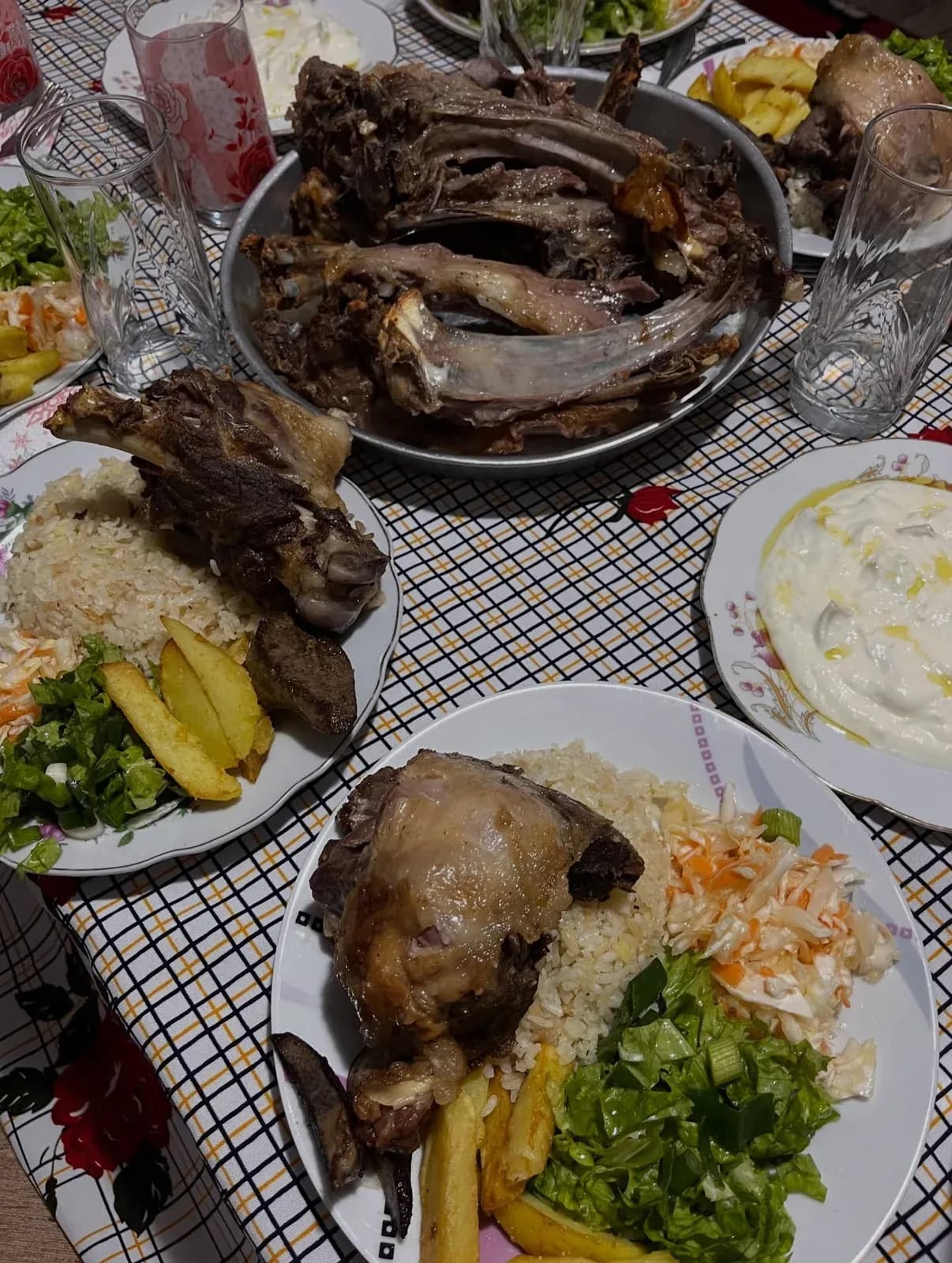Mbrëmë u mblodhëm të gjithë rreth një tryeze,me zemra plot dhe sy që qeshnin. — Tradita, pamja 5