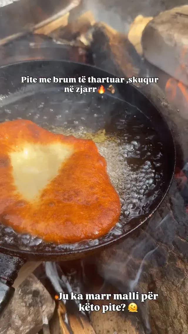 Pite të skuqura mbi zjarr,si dikur te pragu i shtëpisë së gjyshes…. — Byrek & flia