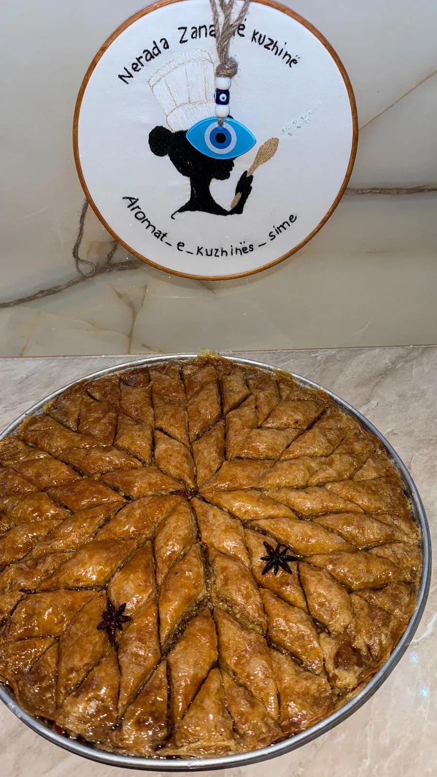 Bakllava shtëpie, si në kohët e fëmijërisë Tre shtresa me arra të… — Tradita