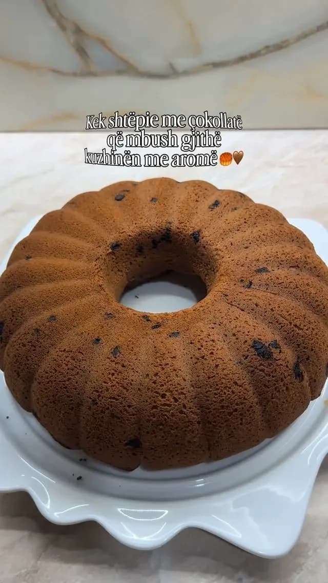 Kek shtëpie me çokollatë që mbush gjithë kuzhinën me aromë Një kek i… — Ëmbëlsira