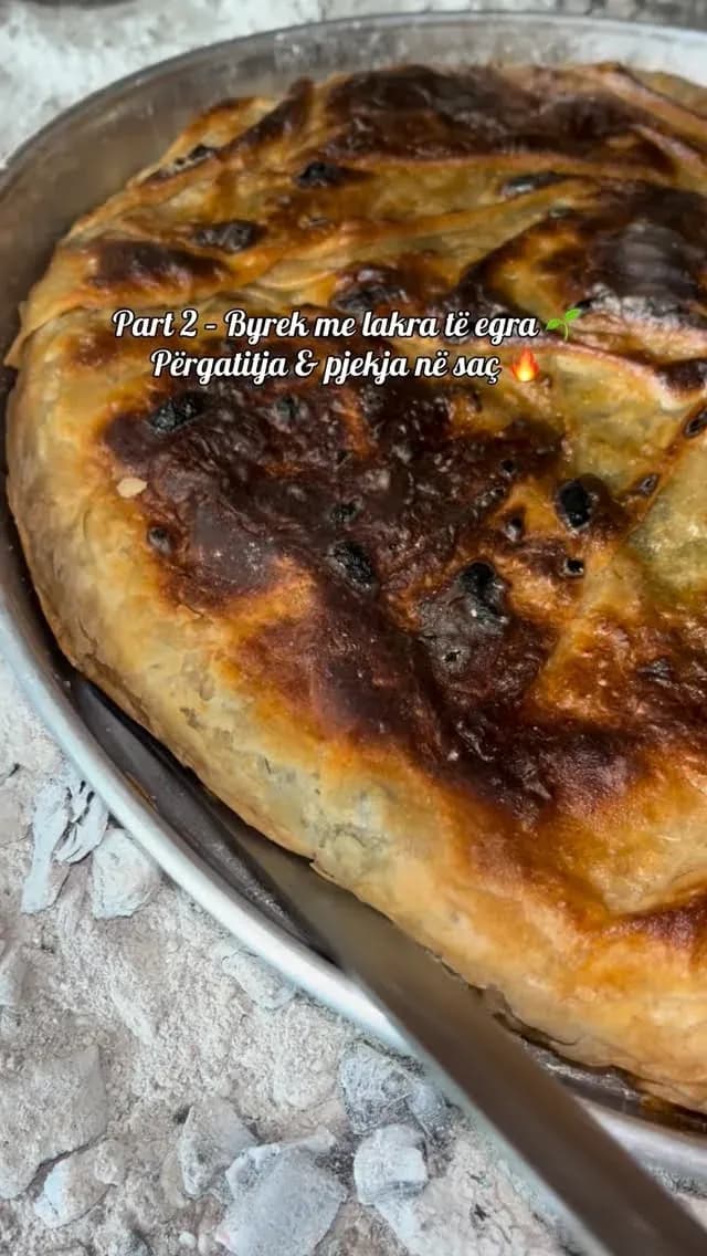 Byrek me lakra të egra nga kopështi ynë, i përgatitur me kujdes dhe pjekur… — Byrek & flia
