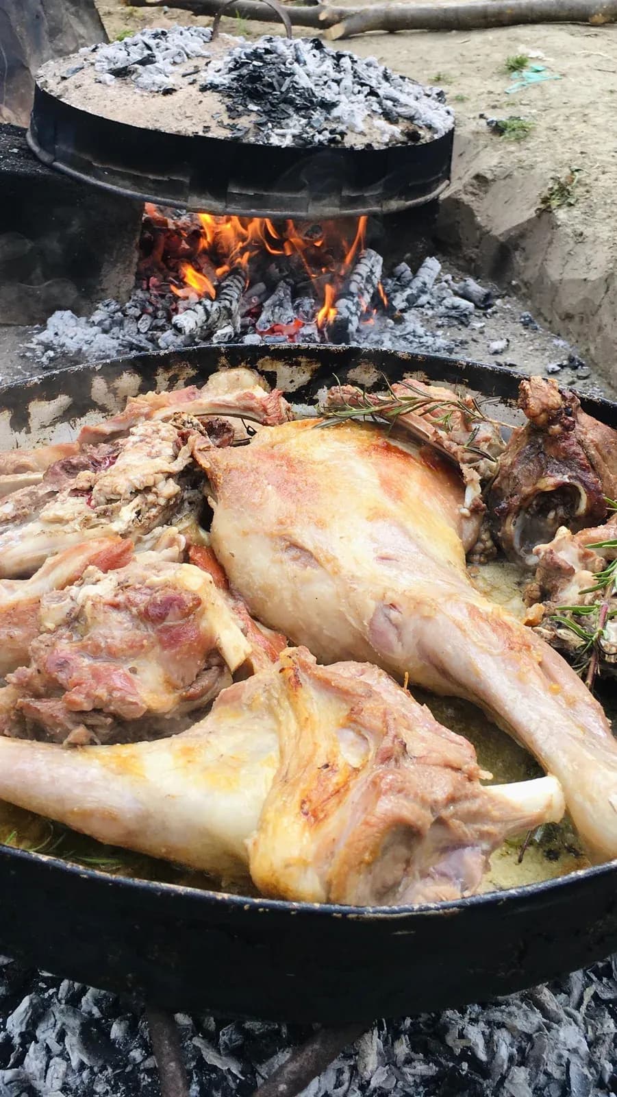Disa pjese te pjekjes se mishit te kecit ne sac Kjo zhurmaaa relaksuese… — Gatime në saç