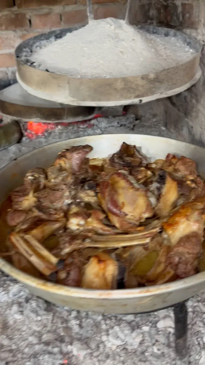 Mish qengji i pjekur ngadalë, me atë shije që vetëm gatimet tradicionale… — Mish & tava