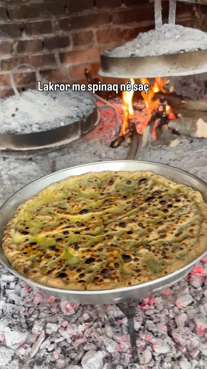 Lakror me spinaq në saç Aty ku zjarri bashkohet me traditën dhe aroma të…