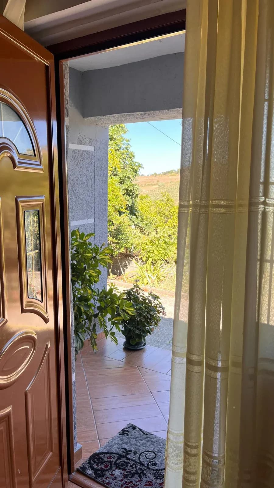 Shtëpia e fëmijërisë… aty ku koha ndalet, kujtimet flasin, dhe zemra rreh… — Tradita