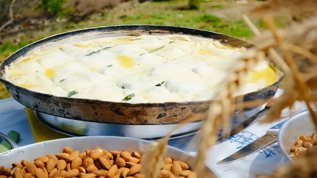 Nën hirin që mban aromën e fëmijërisë, çdo ditë ndizet një zjarr i vogël,… — Porosi, pamja 2