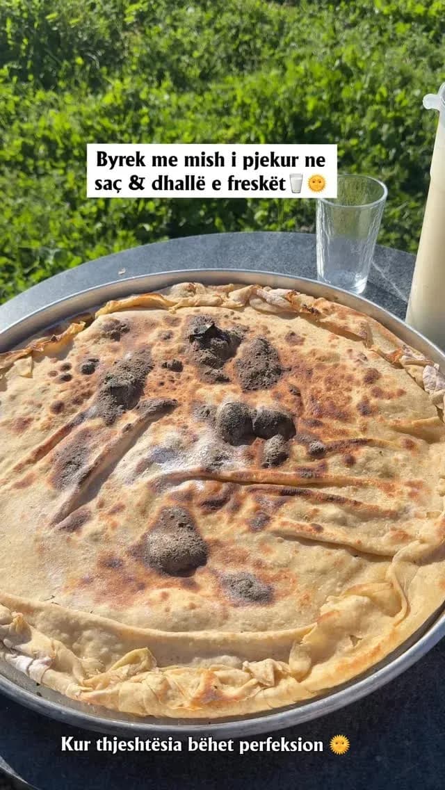 Byrek me mish i pjekur në saç me miell gruri fshati dhe mish i… — Procesi