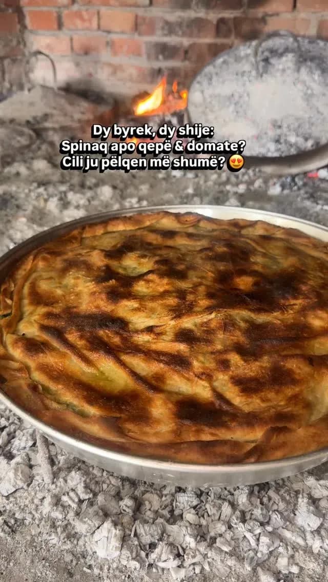 Dy byrek me miell integral : spinaq dhe qepe domate Të gjithë byrekët… — Nga kopshti