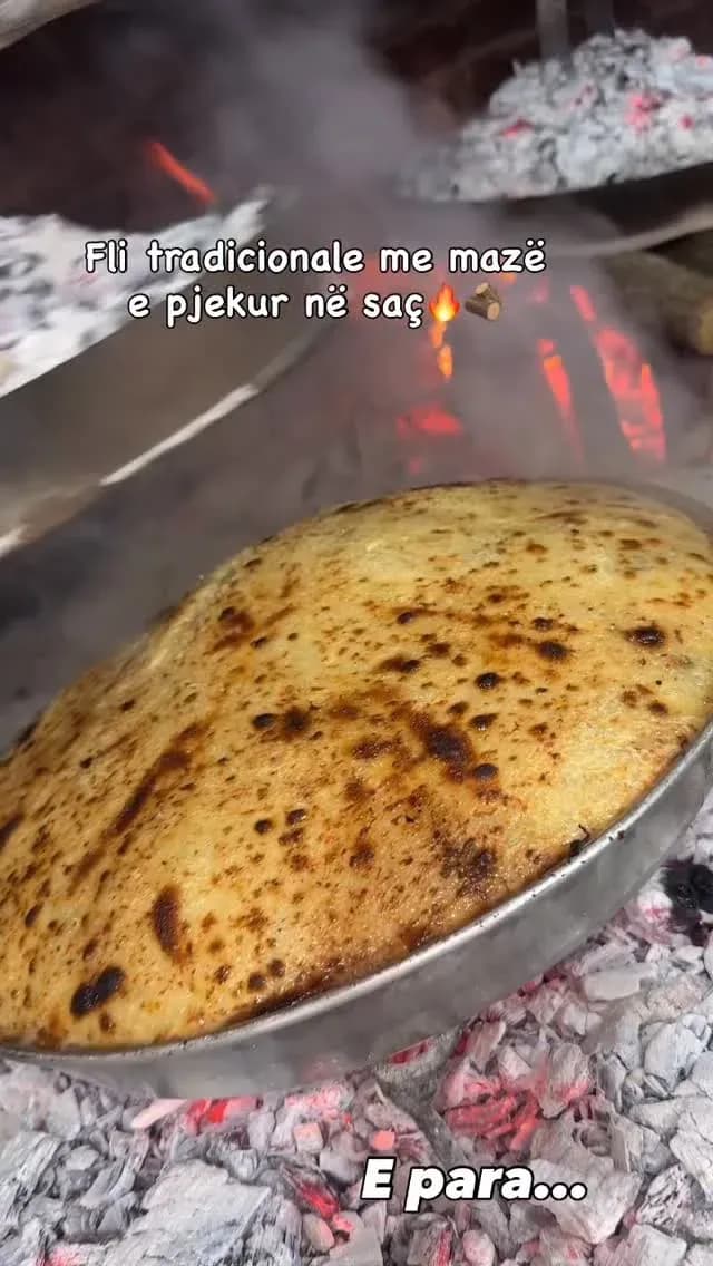 Fli tradicionale e pjekur në saç Me mazë fshati e gjalpë që shkrin… — Gatime në saç