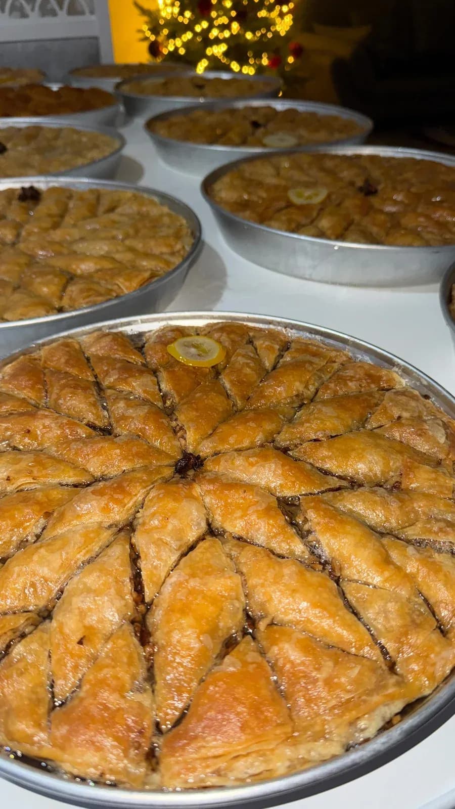 Kur bakllavaja pritet me “sy”, shpejt e shpejt, edhe pse ora shënon 2e… — Ëmbëlsira