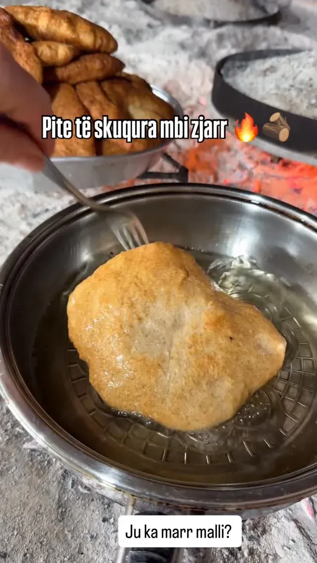 Si dikur mbi zjarrin e vjetër, pitet skuqen ngadalë… Aroma e tyre mbush… — Byrek & flia