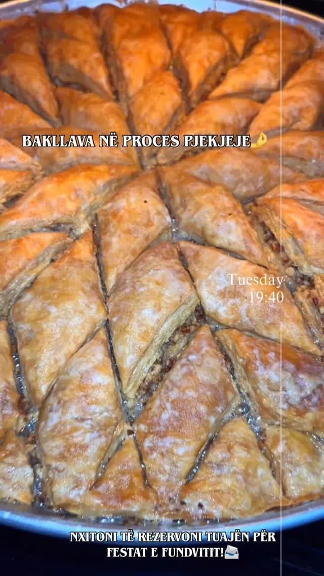 Ka diçka magjike te aroma e bakllavasë që piqet ngadalë… Të kthen pas në… — Tradita