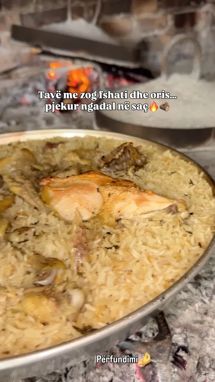 Zog fshati me oriz… i pjekur ngadalë mbi saç Një shije tradicionale që të… — Mish & tava