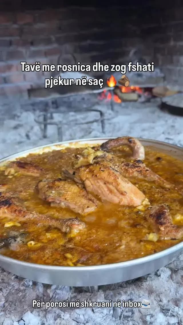 Sapo doli nga saçi Tavë me rosnica dhe zog fshati, pjekur në saç Një gatim… — Tradita