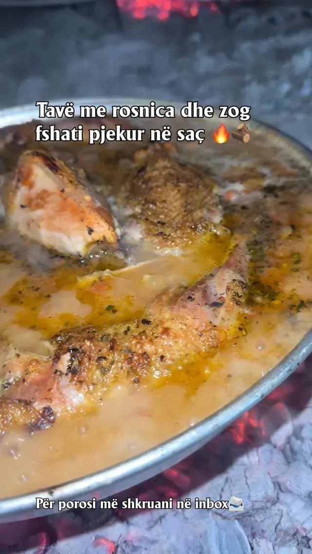 Tavë me rosnica dhe zog fshati, pjekur në saç Një gatim që mbart aromën e… — Tradita