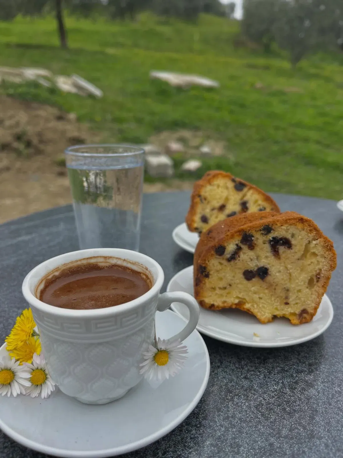Edhe kur qielli është gri… ne e bëjmë ditën të ëmbël vetë dhe nuk na… — Ëmbëlsira