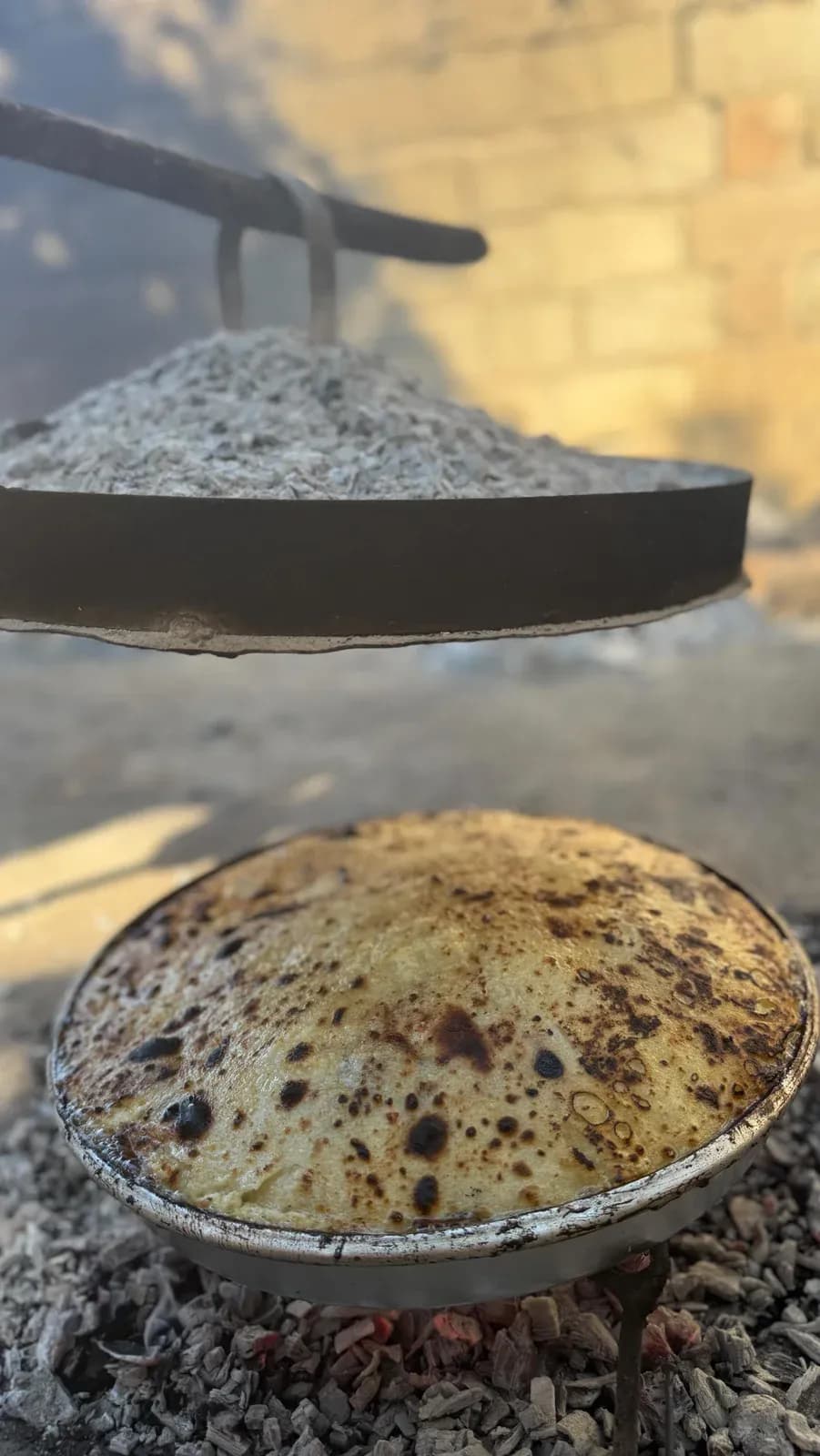 Fli mbi zjarr Nxehtësia përshkon çdo cep të shtëpisë, duke mbushur ajrin… — Tradita