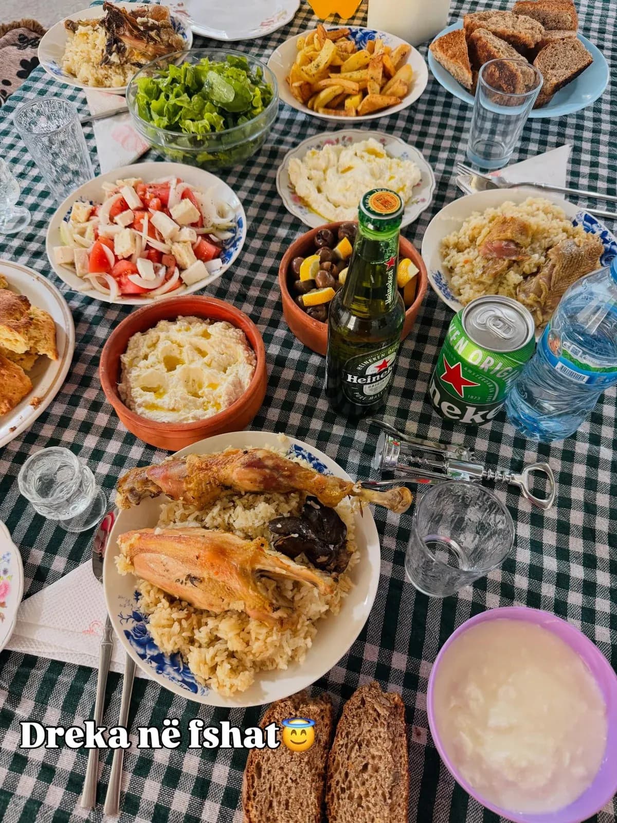 Dreka në fshat Kulac me shëllirë djathi, kos e vezë,tavë me zog e oriz në… — Mish & tava