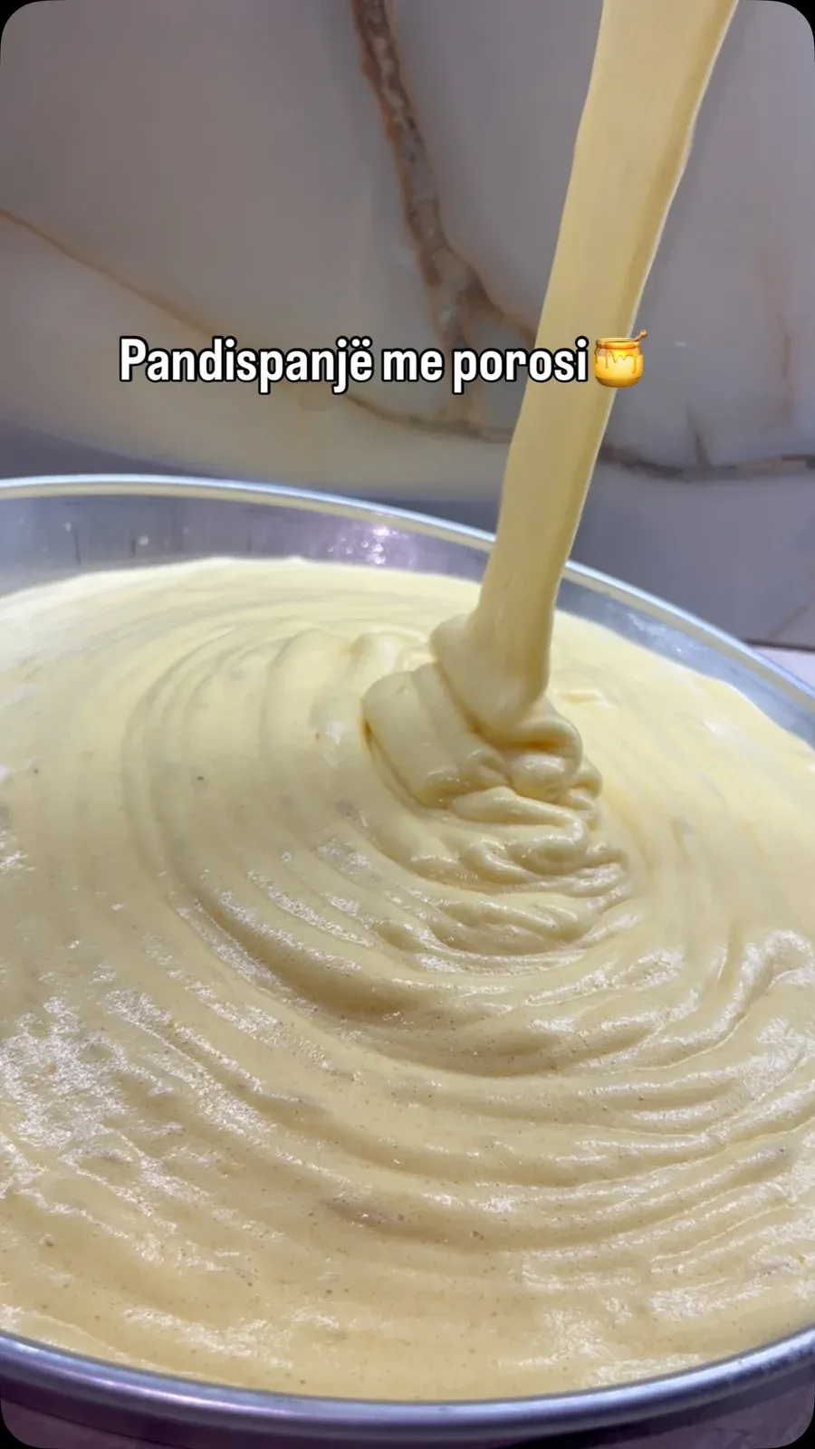 Pandispanjë me porosi E përgatitur me vezë të freskëta fshati, me dorë… — Procesi